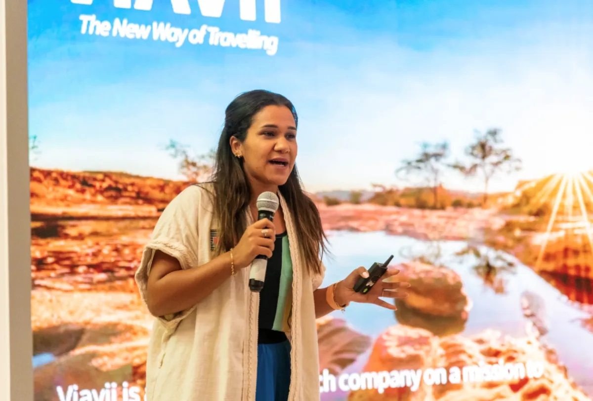 رولا فياض إحدى المشاركات من الشركات الناشئة تعرض مشروعها على الحضور في فعالية الكراج في نسخته الرابعة