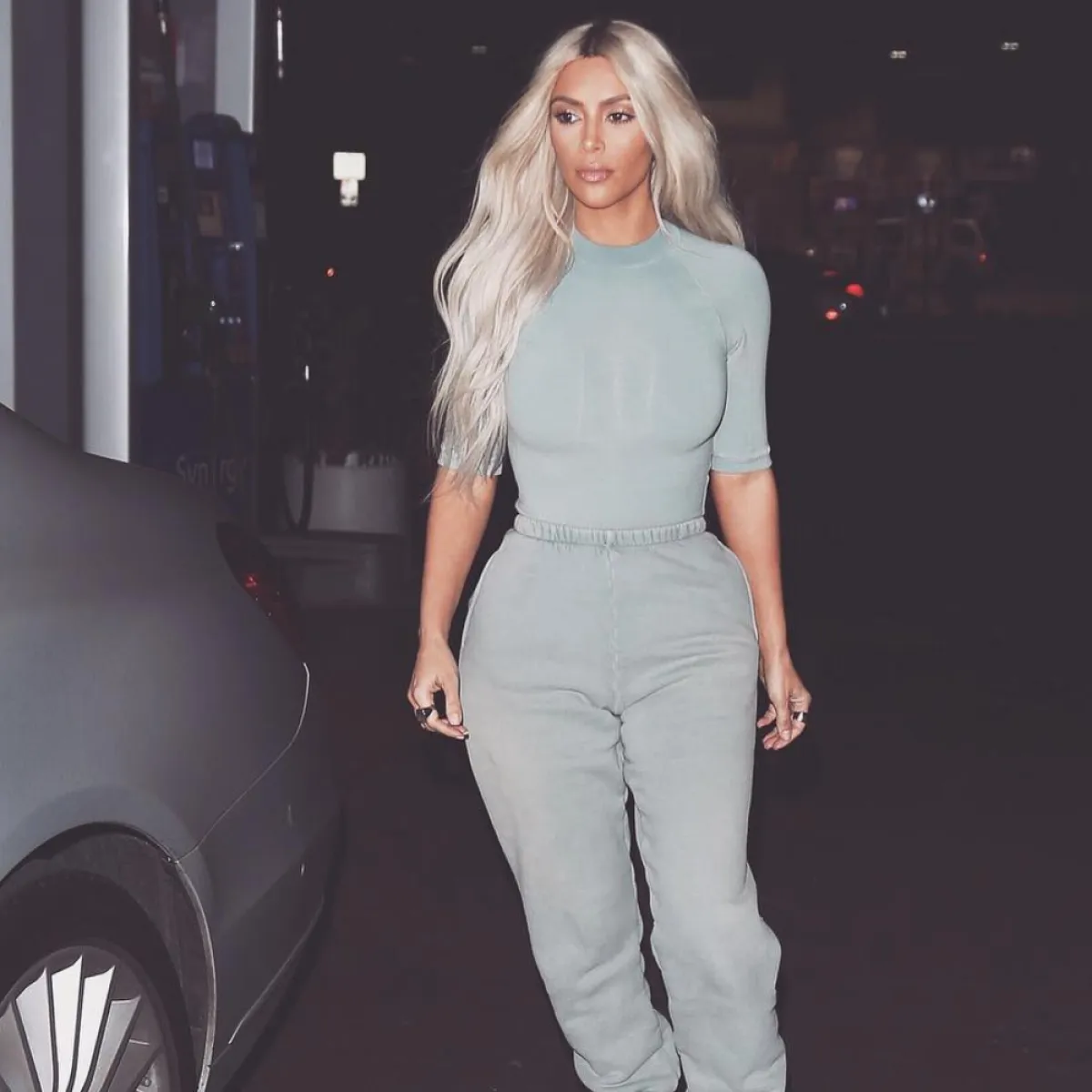 كيم كارداشيان بإطلالة عصرية 