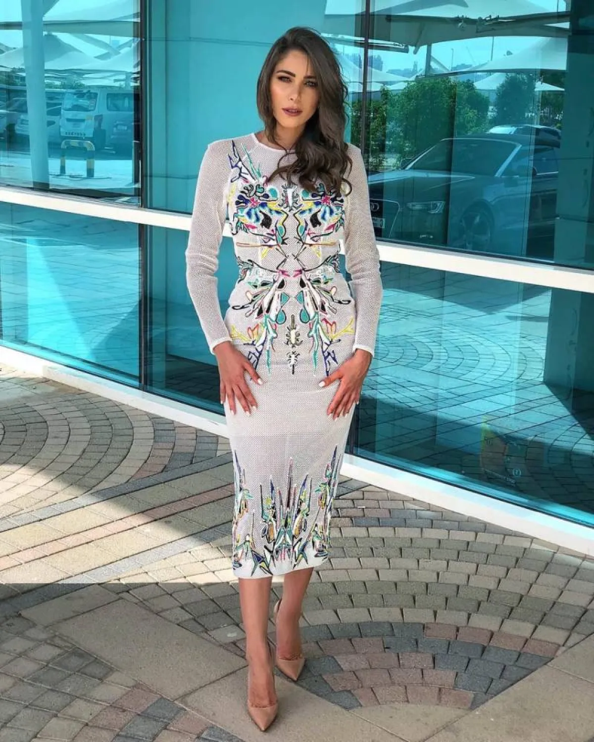 دانييلا رحمة بفستان أنثوي راقي 