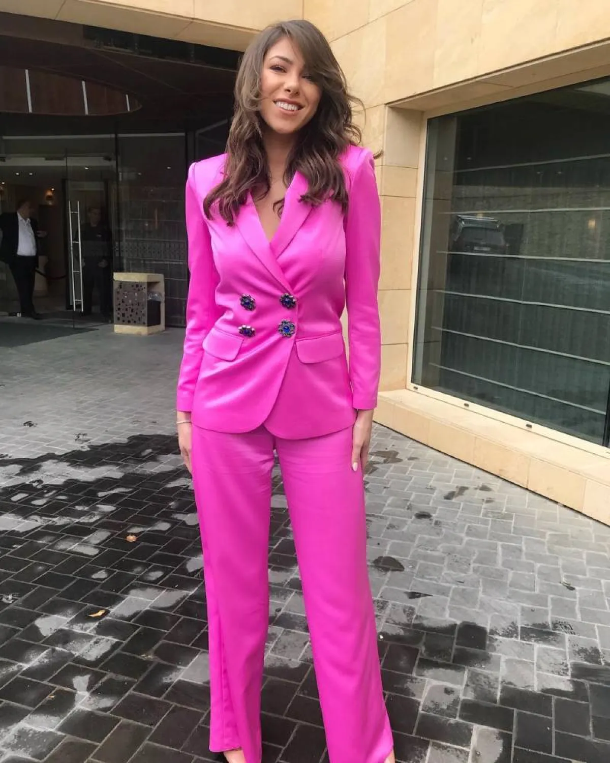 دانييلا رحمة ببدلة رسمية كلاسيكية 