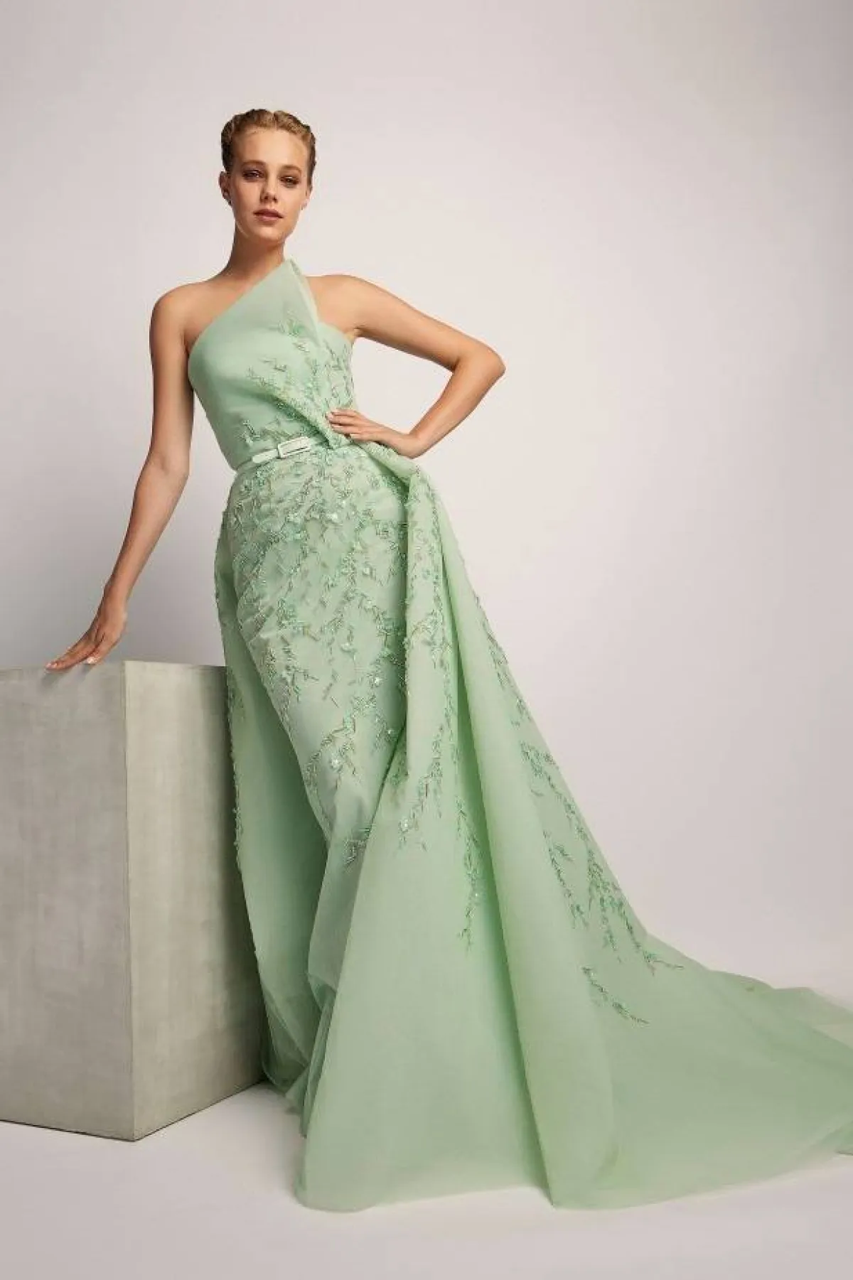 فستان سهرة طويل باللون الأخضر من رامي العلي Rami Al Ali 