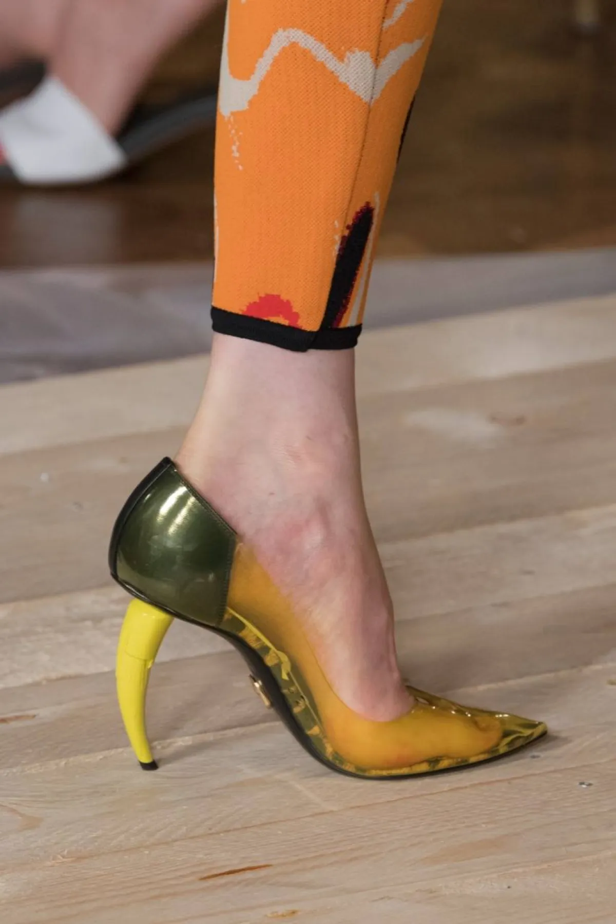 حذاء جذاب بلونين من روبرتو كافالي Roberto Cavalli