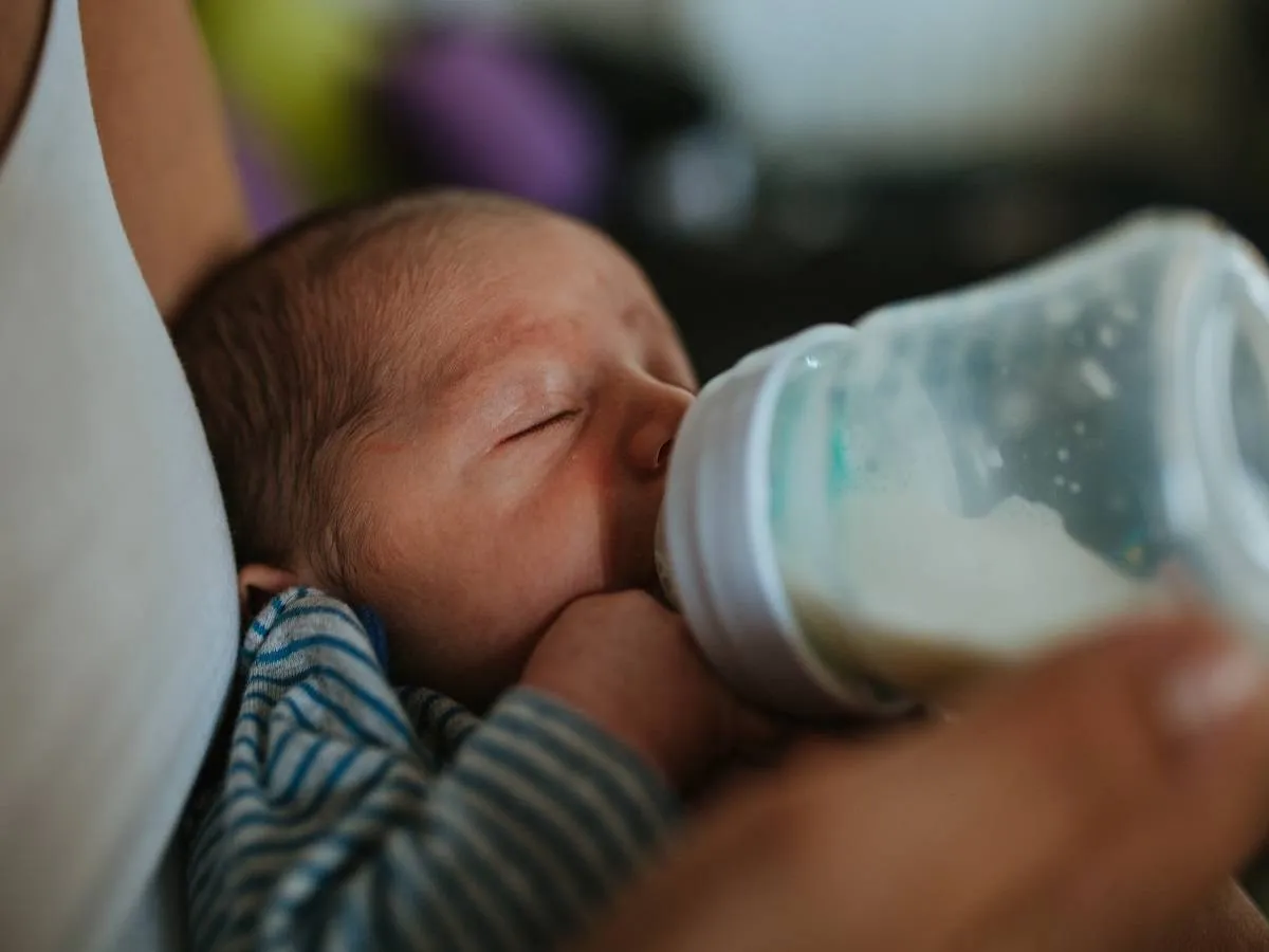 صورة لطفل يرضع الحليب