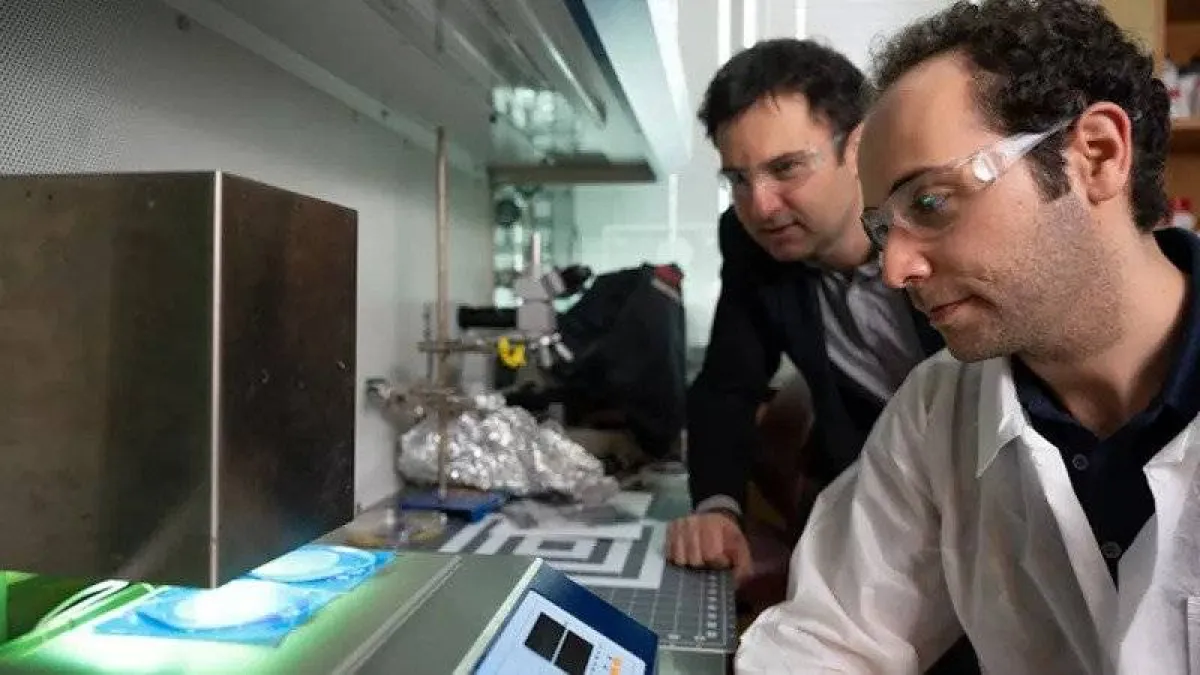 صورة ياحثين يتابعون تجربة