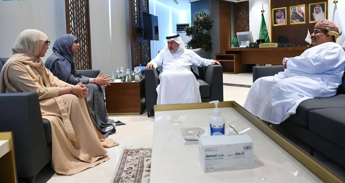  الربيعة يلتقي التوأم السيامي العُماني صفا ومروة بعد 15 عاماً من عملية فصلهما