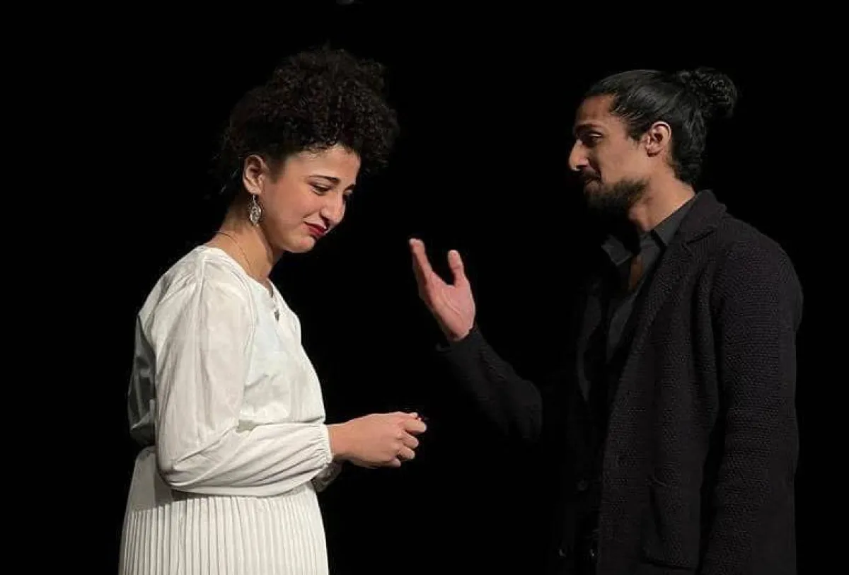 الفنان الشاب علي فايز بأحد الأعمال المسرحية- صورة من حساب المخرج خالد جلال على فيسبوك