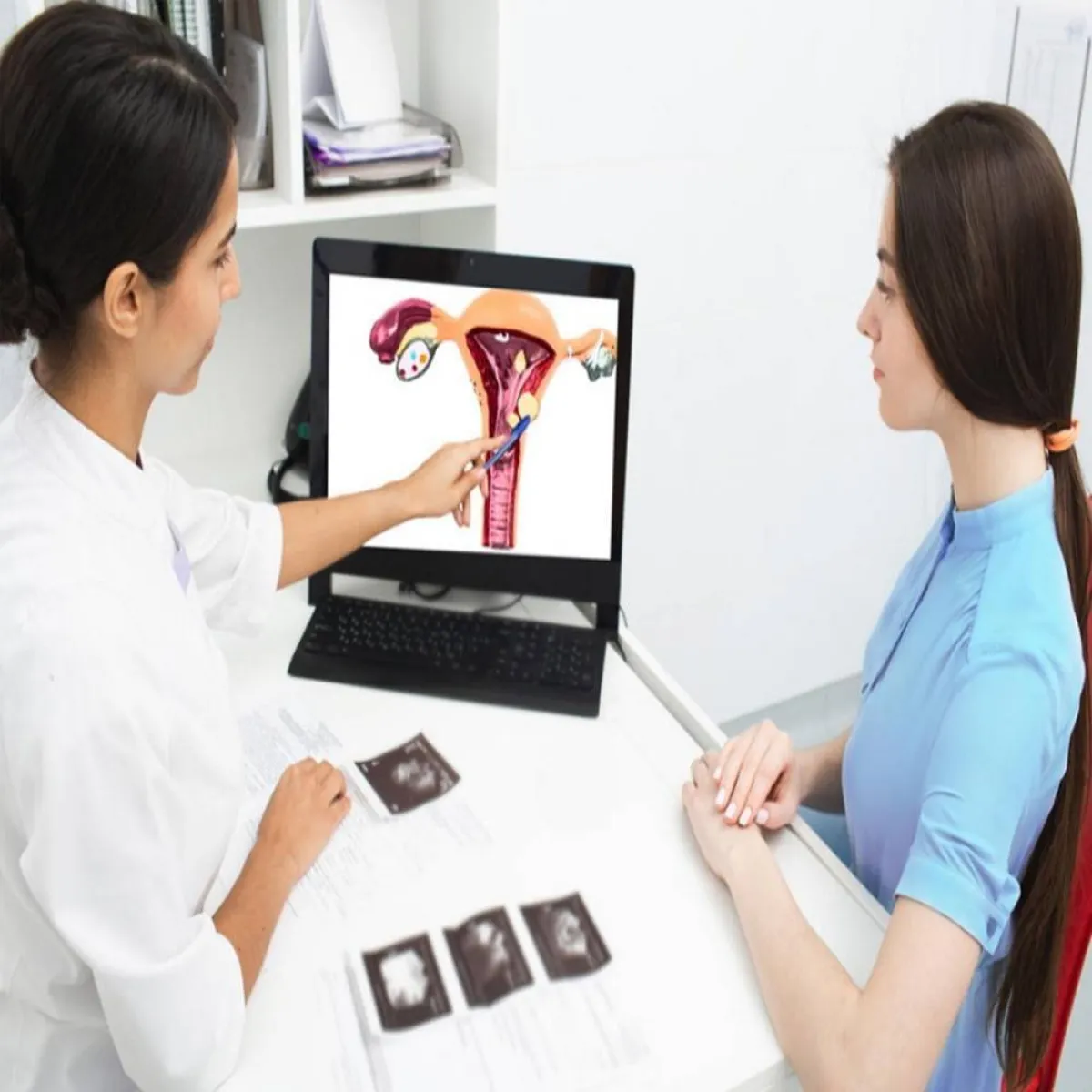 صورة لطبيبة وحامل