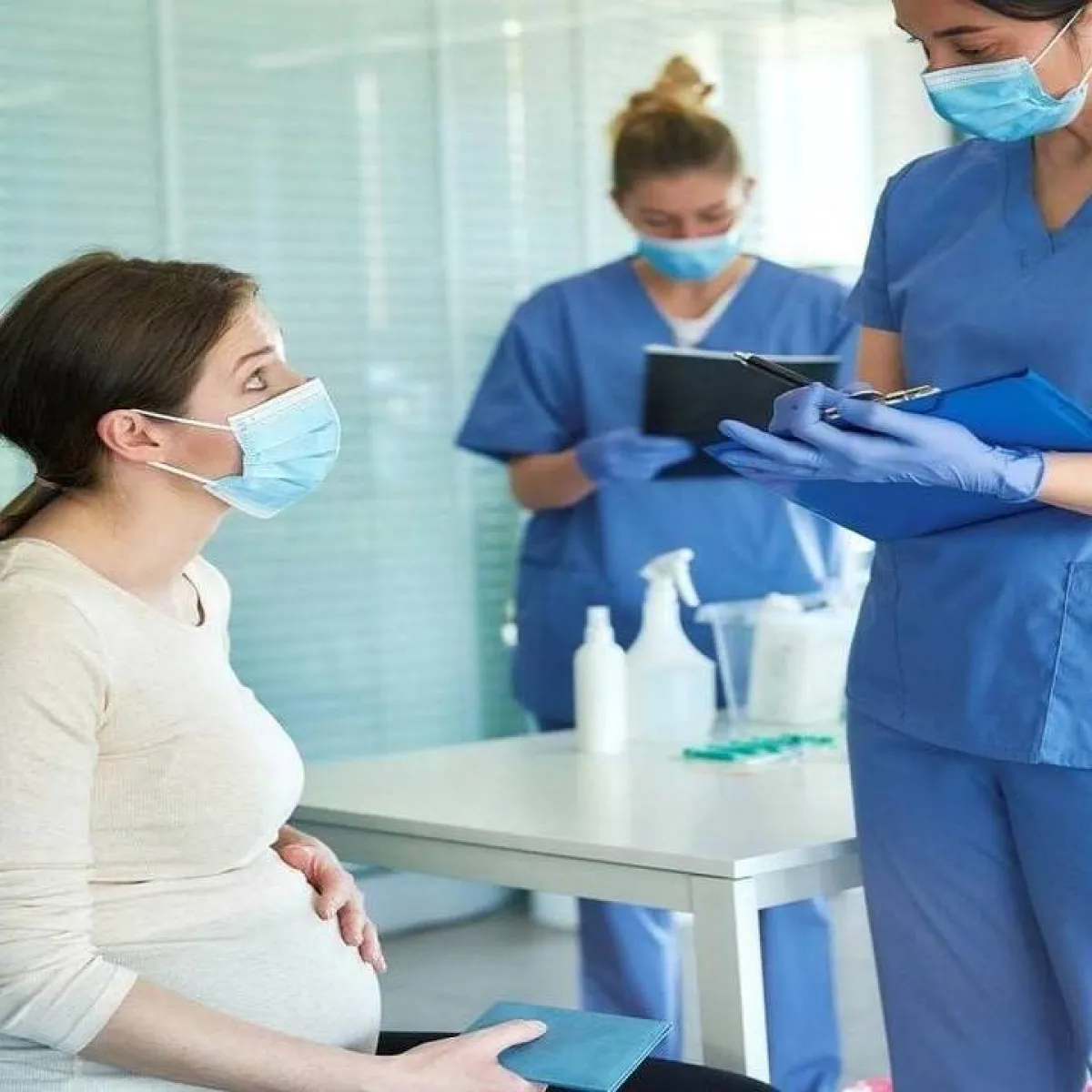 صورة لحامل وطبيبتها