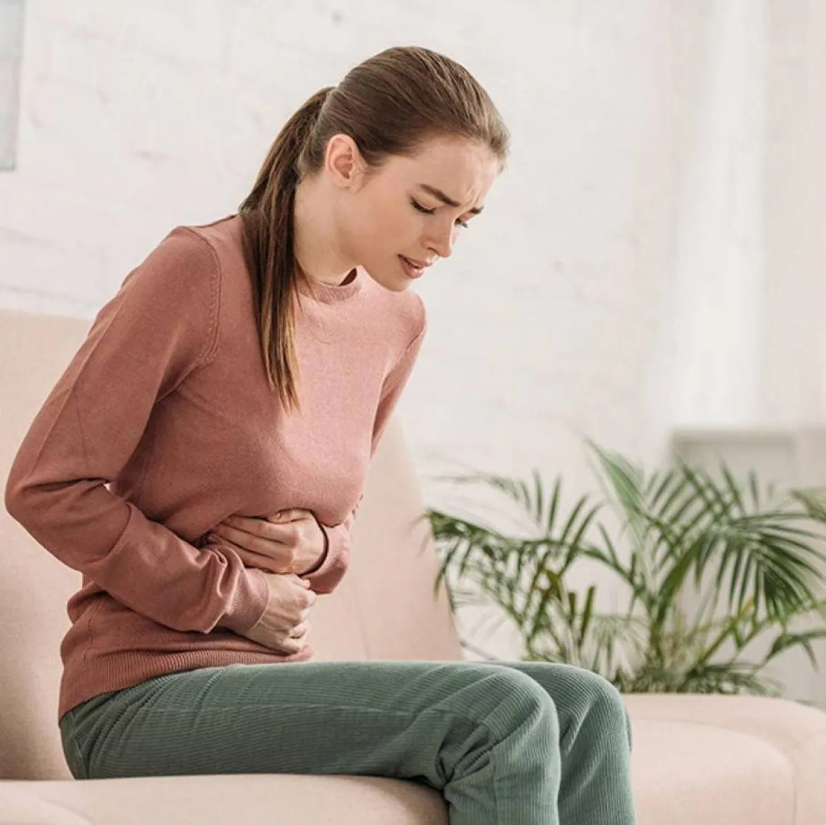 صورة لحامل تشكو ألماً بالبطن