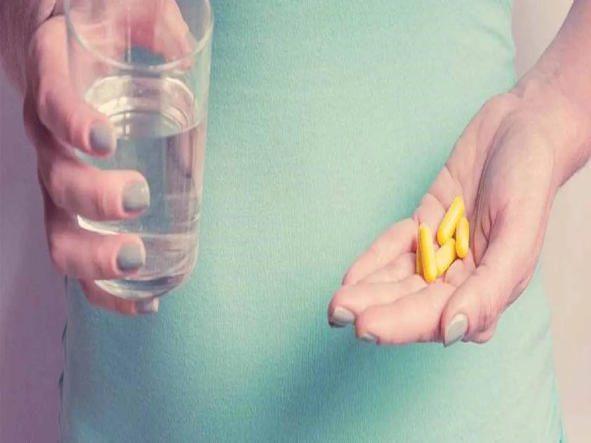 صورة لحامل تتناول حمض الفوليك