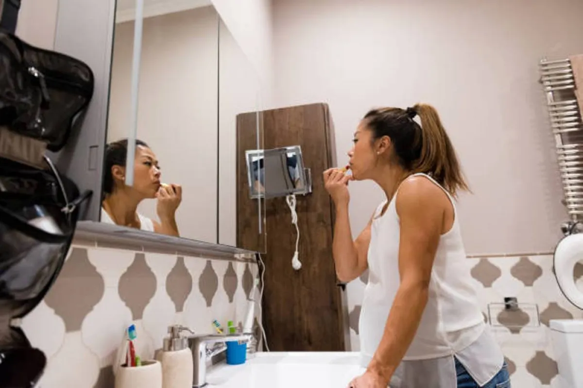 صورة لحامل تعتني بشفتيها