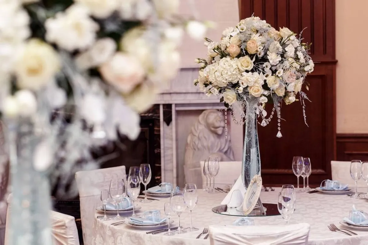 تزيين طاولة المعازيم بالمزهريّات