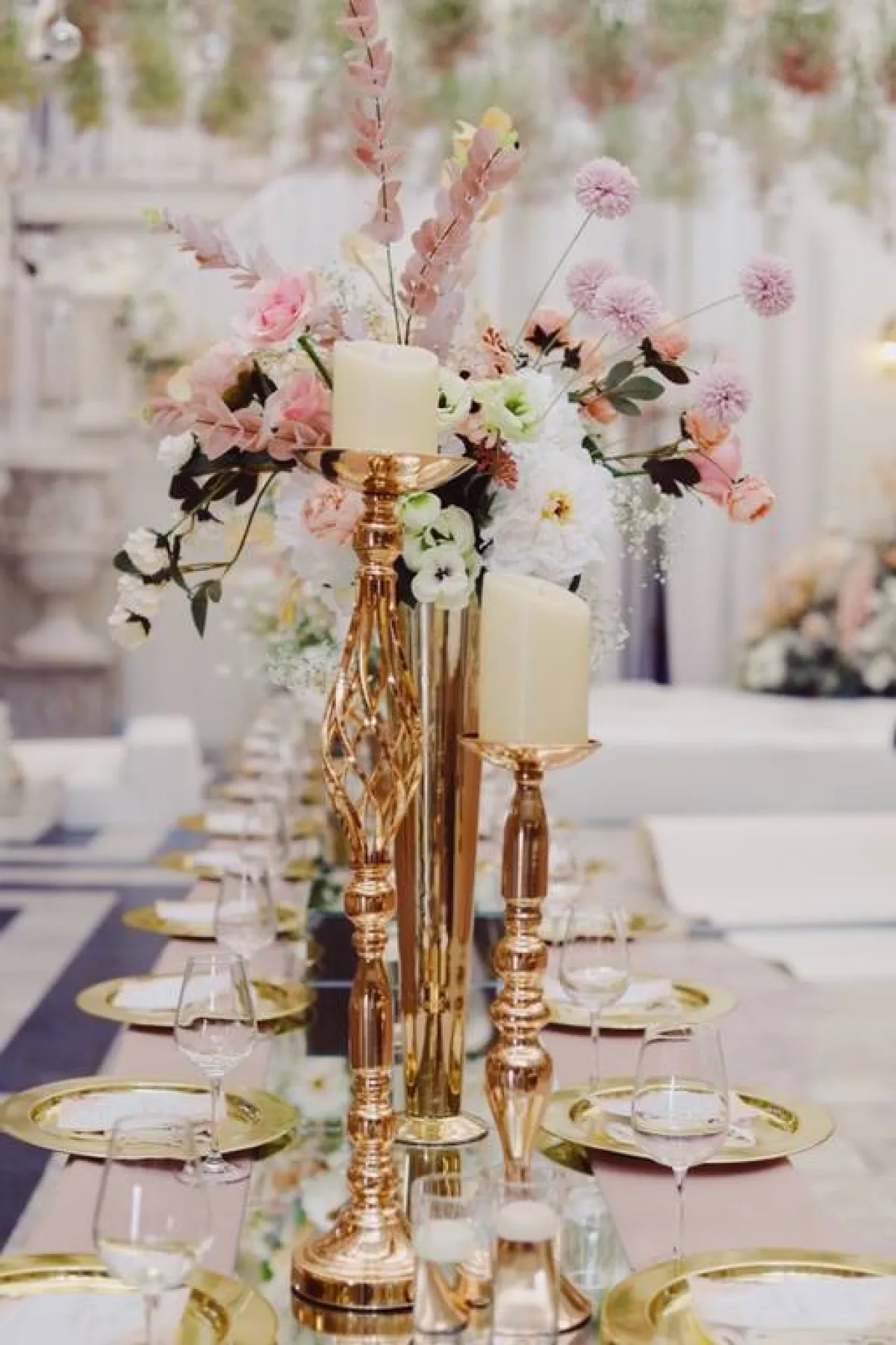 إكسسوارات لطاولة المعازيم، منها: الشمعدانات