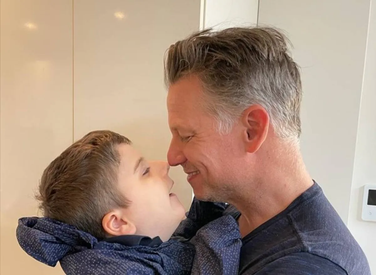 ريتشارد إنجل وابنه هنري- الصورة من موقع E News