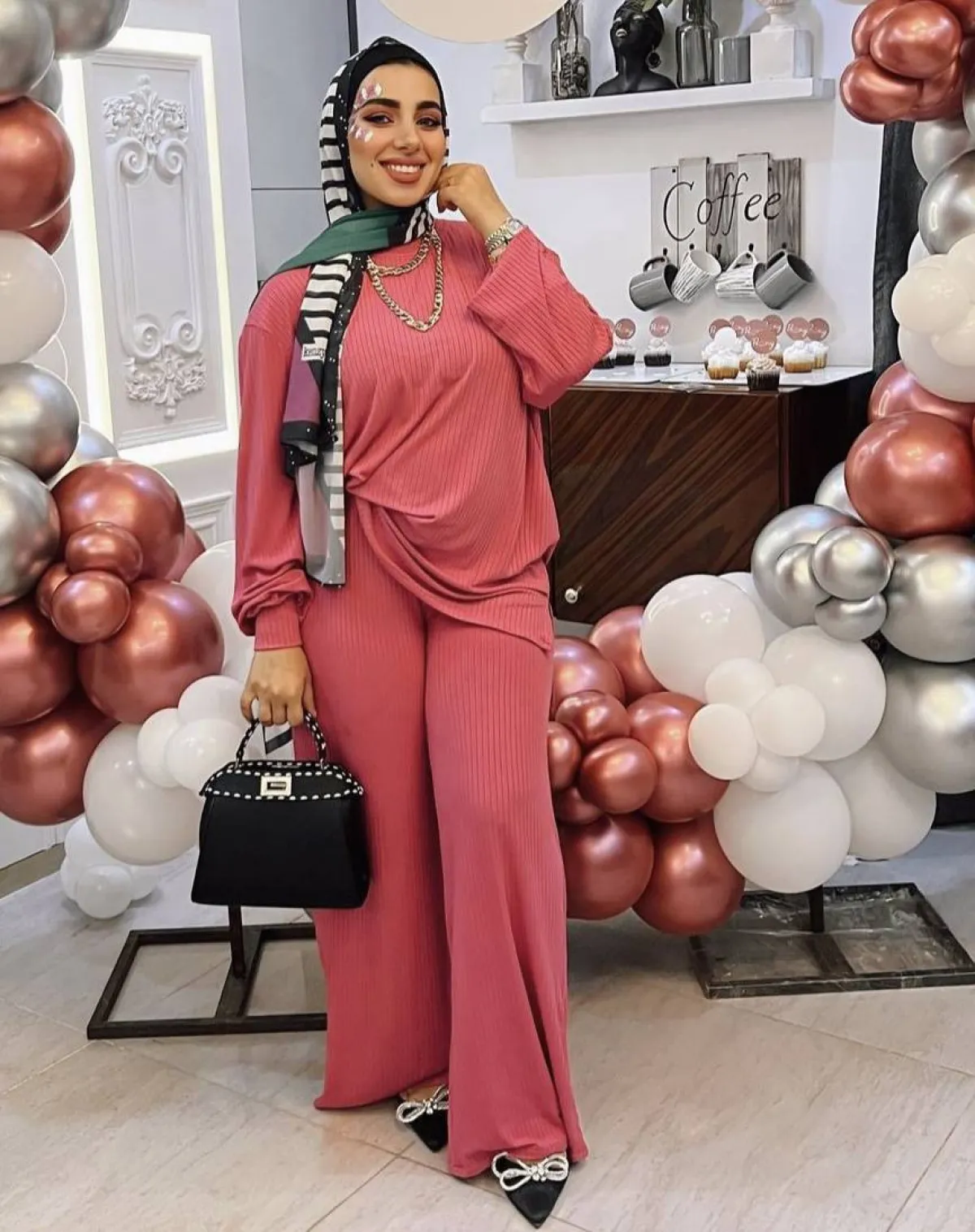 هدير عاطف بالبدلة الفوشيا