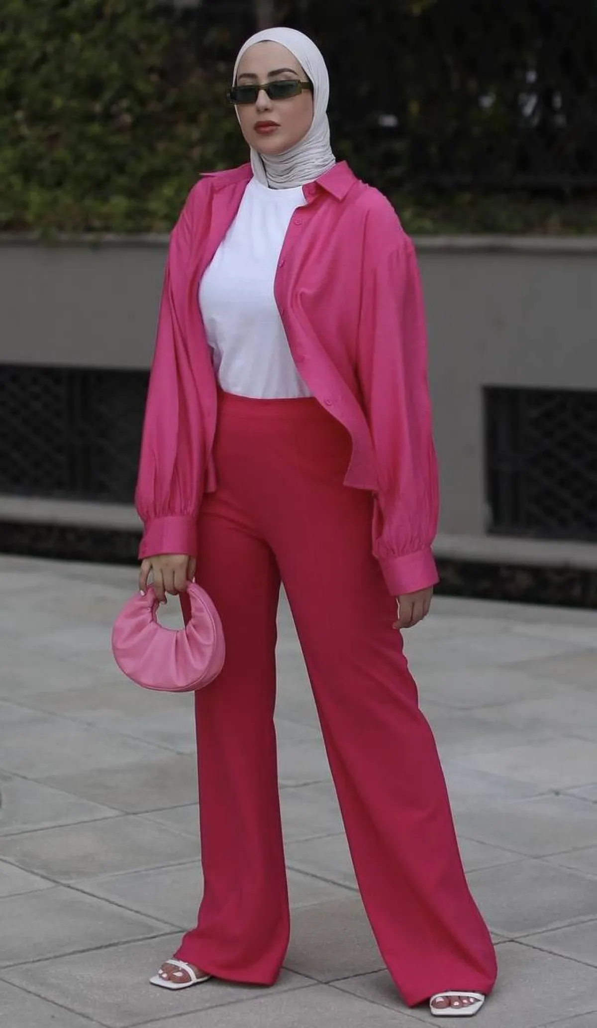 شهد ناصر بازياء اللون الفوشيا