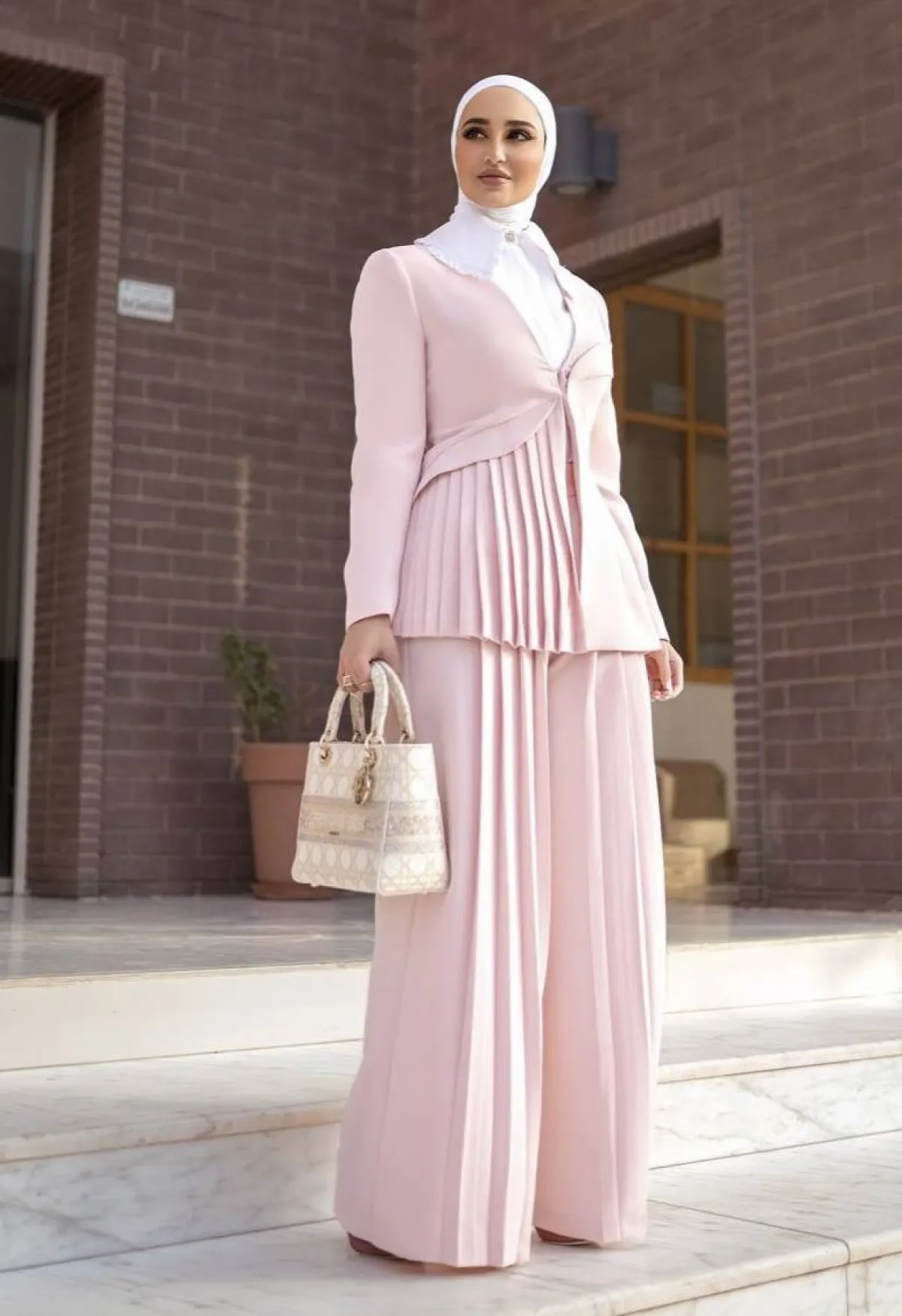 دلال الدوب ببدلة رسمية