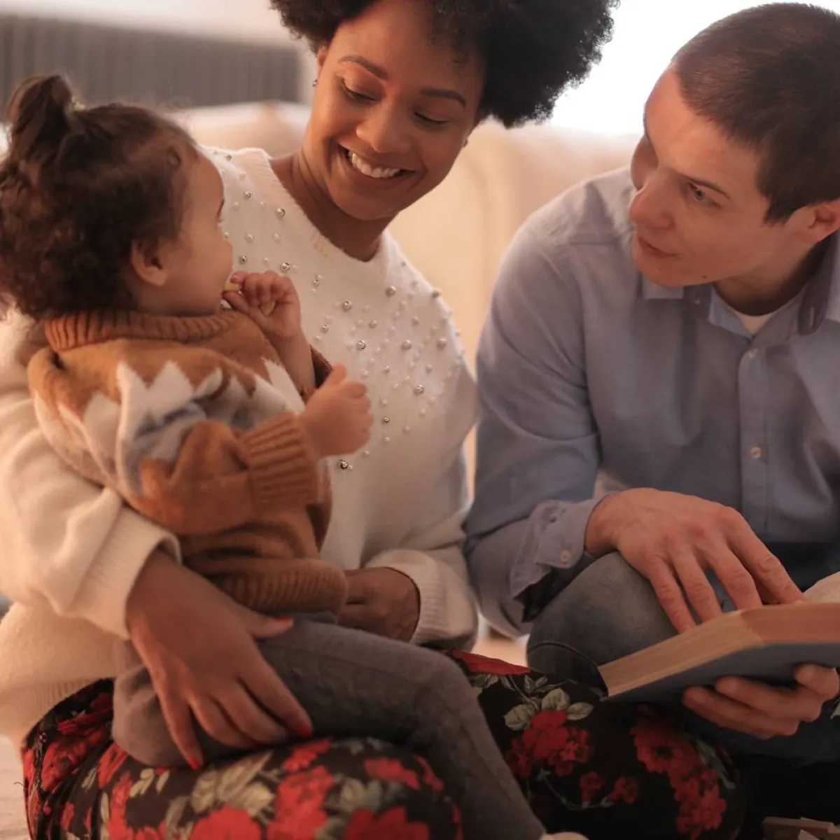  صورة لأسرة سعيدة متفاهمة