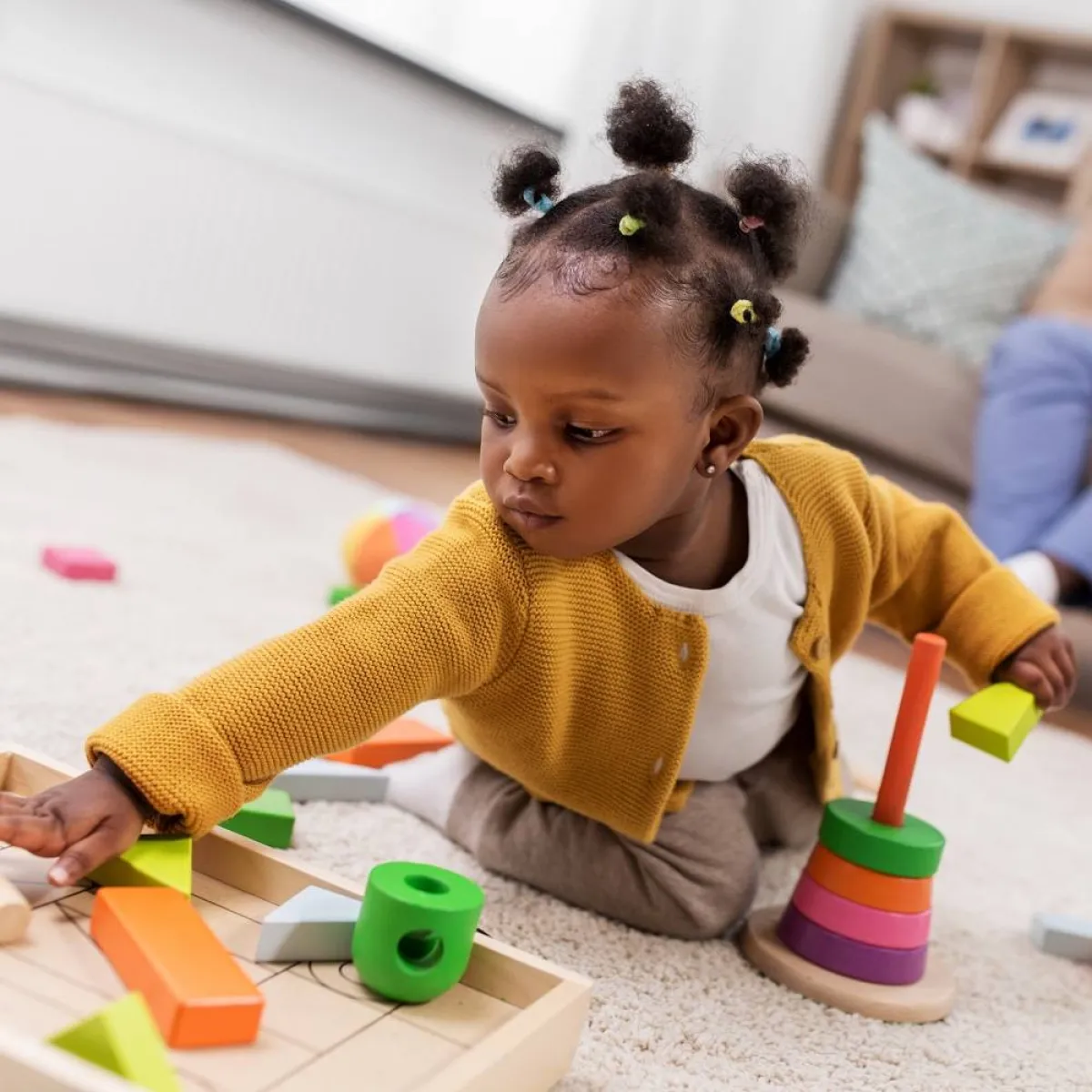 صورة لطفلة تلعب