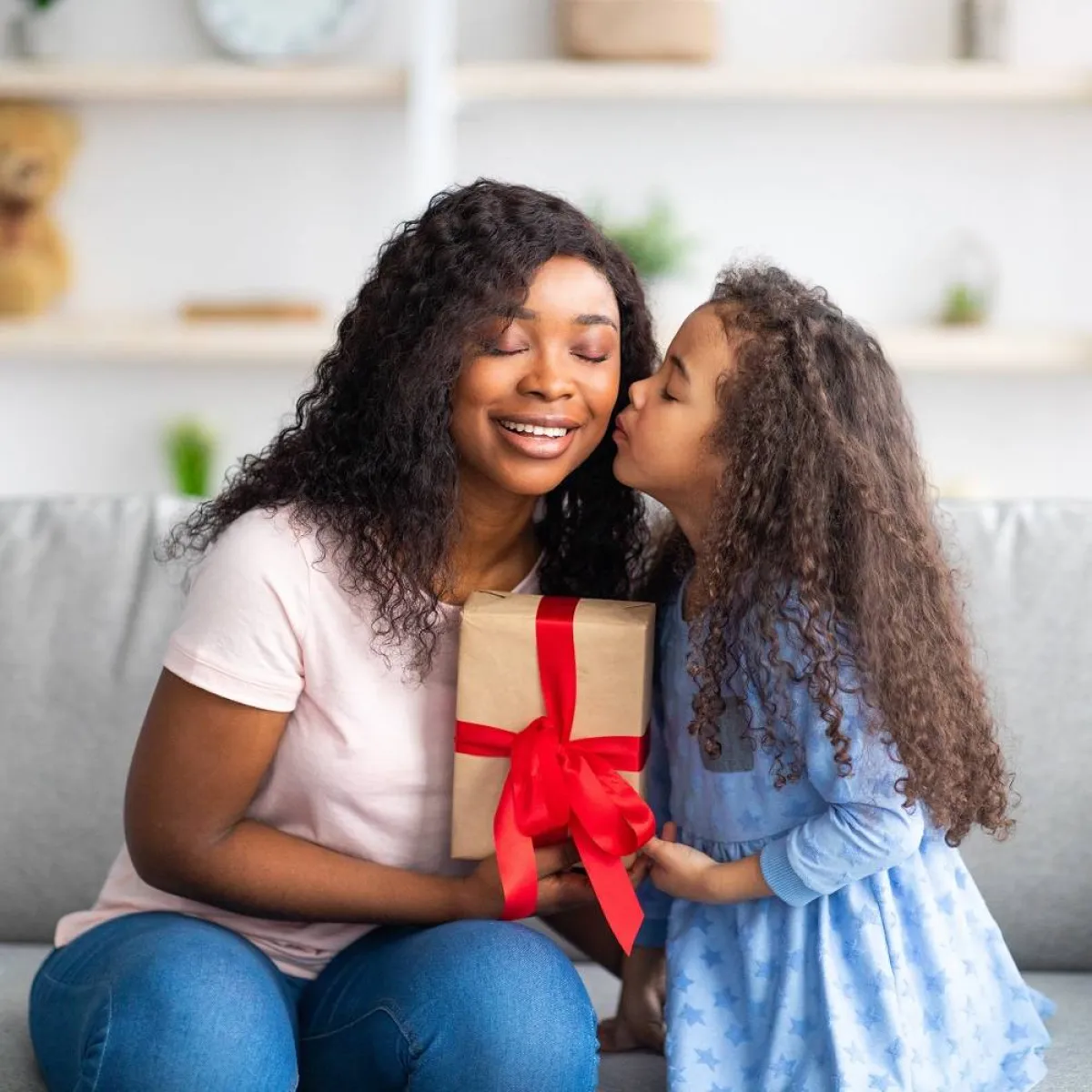 صورة لطفلة تشكر أمها على هديتها