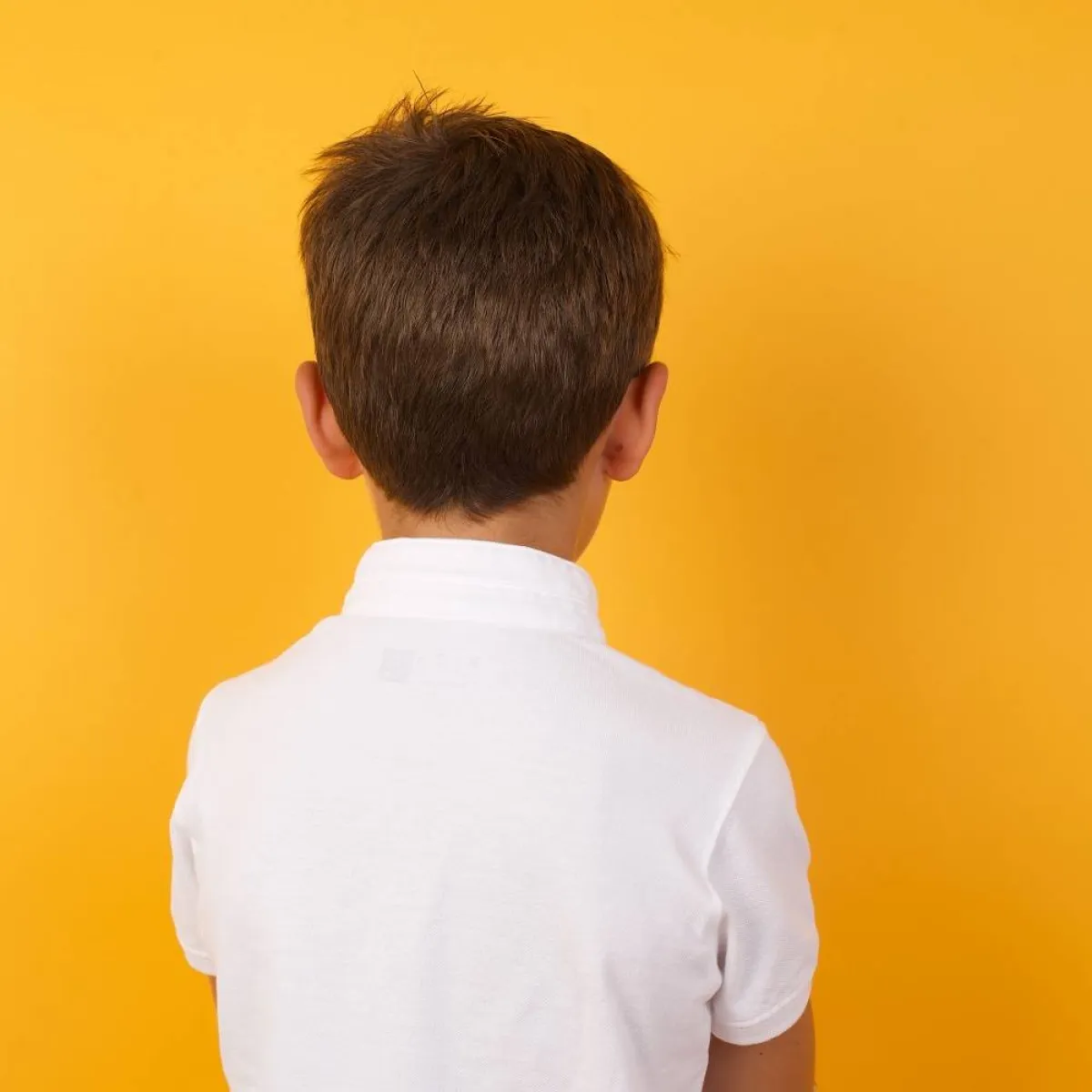 صورة لطفل يتلقى عقابه