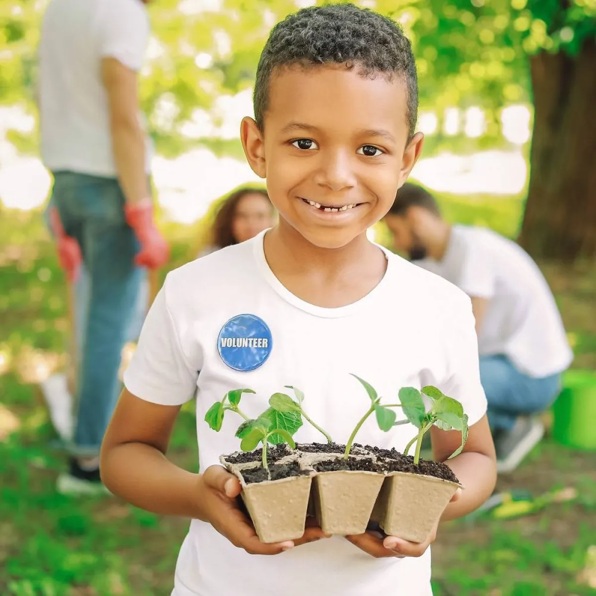 صورة لطفل يشارك الآخرين في الخير