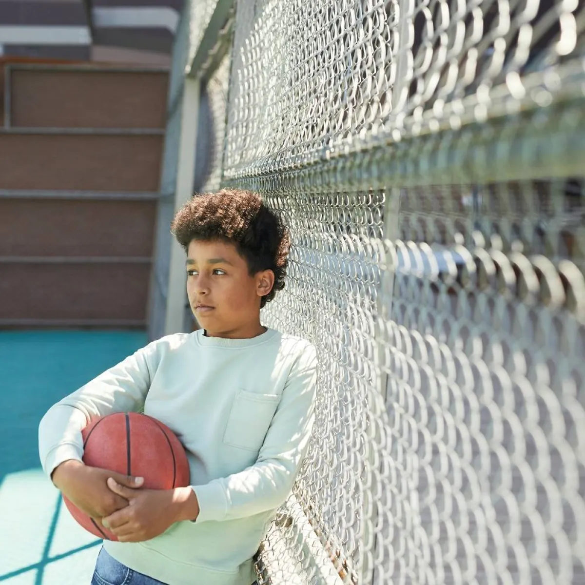 صورة لطفل يستحوذ على الكرة