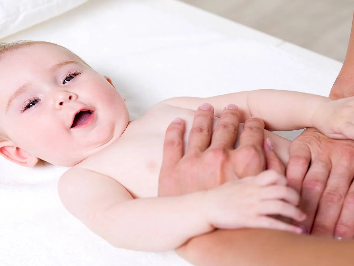 صورة لأم تقوم بتدليك طفلها