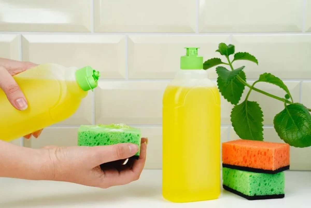 سائل الجلي فعّال في تنظيف البقع