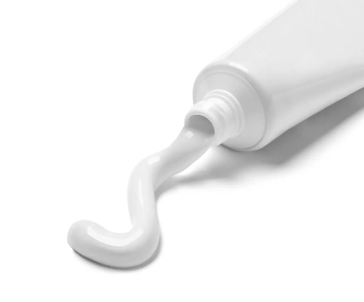 معجون الأسنان الأبيض