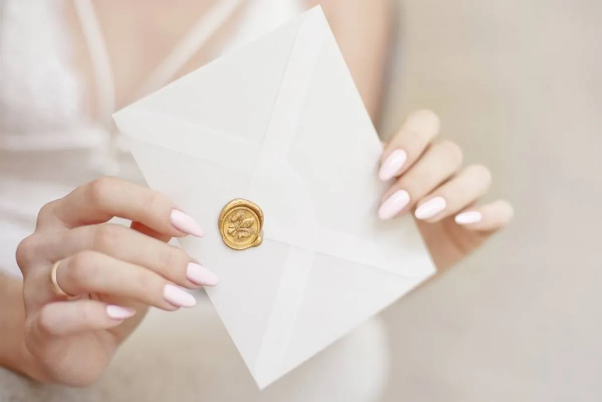  من المُمكن أن تقدّم مغلّفات محتوية على مبالغ مالية للعروسين 