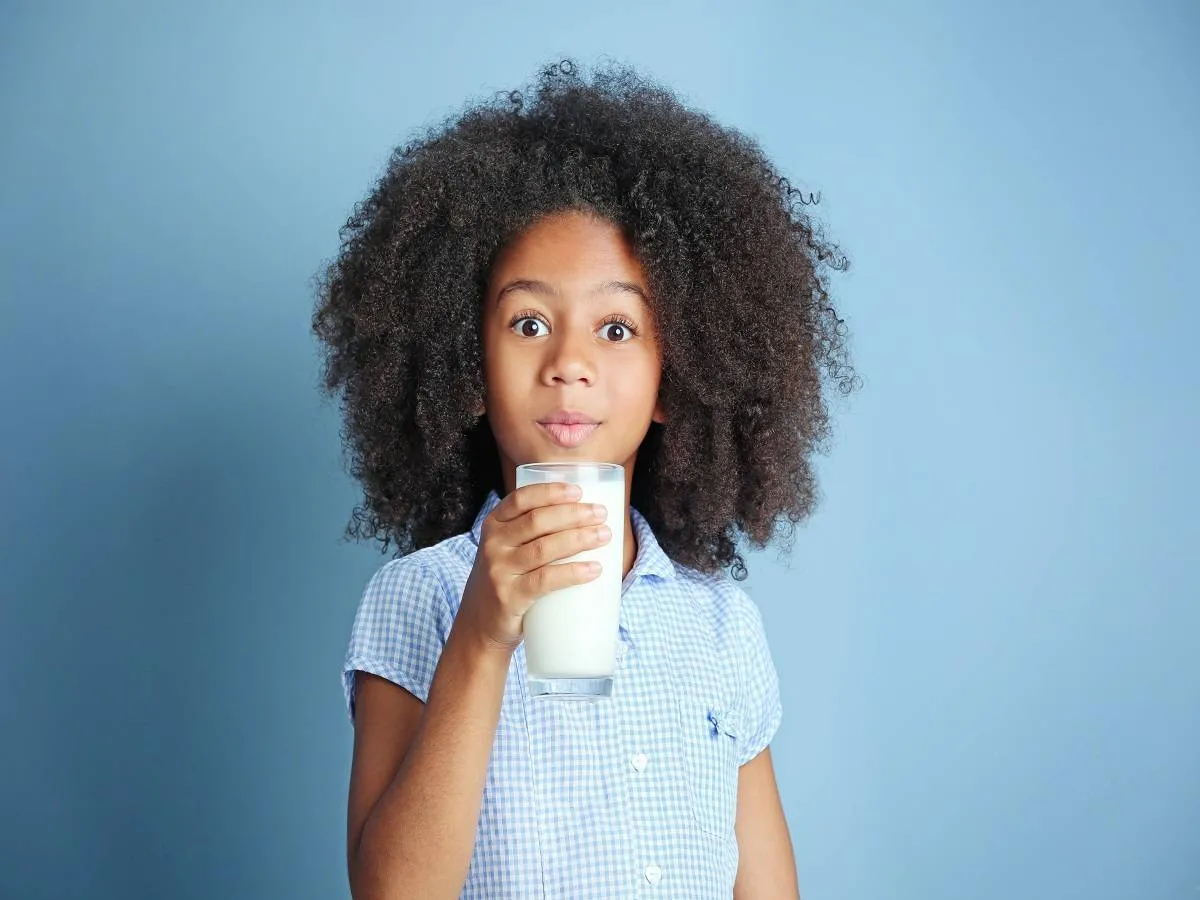 صورة لطفلة تتناول الحليب