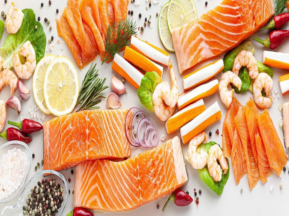 صورة لمجموعة من الأسماك المختلفة