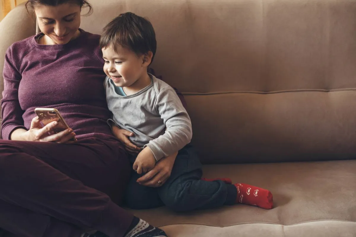 صورة لطفل مع أمه