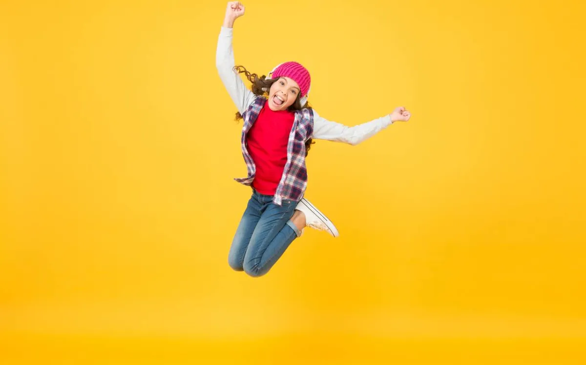 صورة لفتاة مرحة