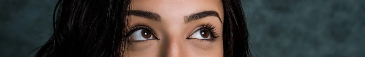 صورة لعيني فتاة