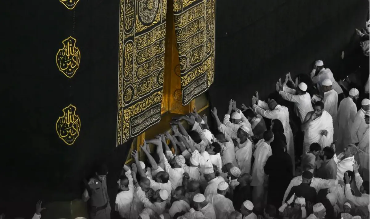 الحج والعمرة تدعو المعتمرين والزوار لتجنب إعاقة الحركة عند التقاط الصور