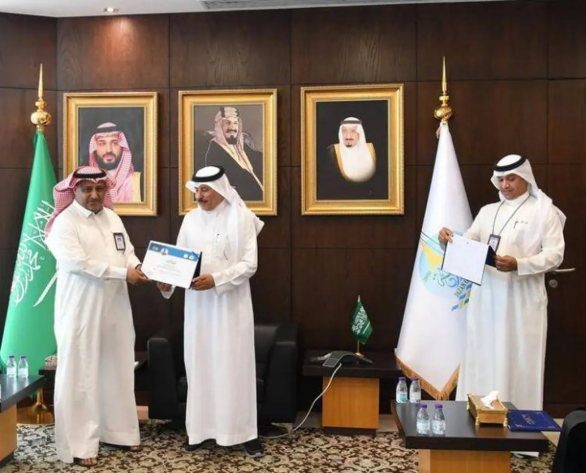 رئيس جامعة جازان يكرم أعضاء لجنة القبول - الصورة من موقع الجامعة