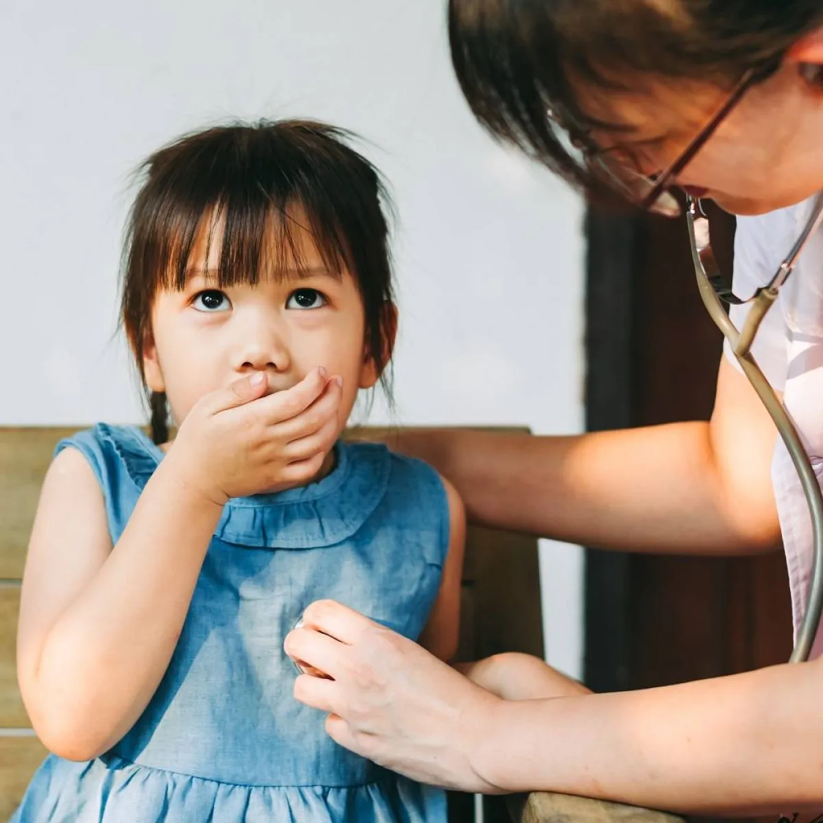 صورة لطفلة وطبيبة