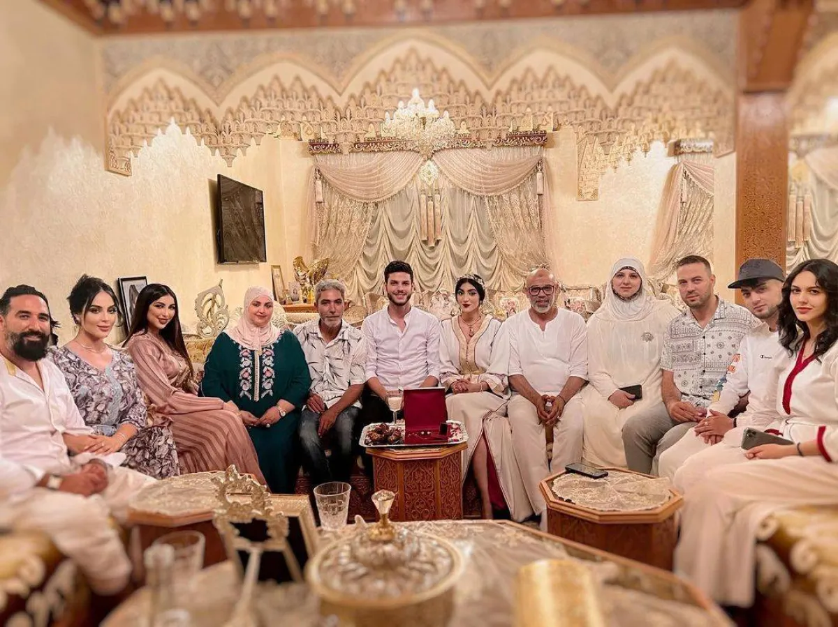  صورة عائلية من حفل خطوبة إيمان بطمة وحيمي أيوب - صورة من حساب إيمان على إنستجرام