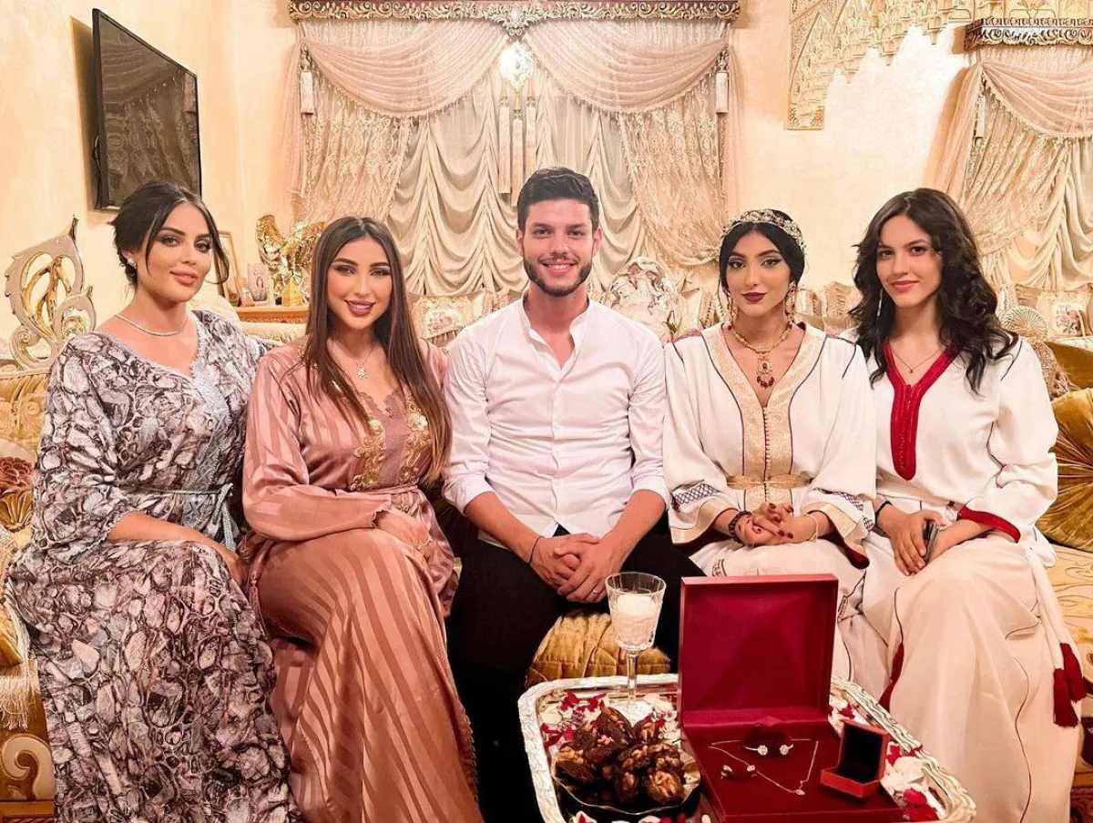 دنيا بطمة وشقيقتها إيمان بطمة وخطيبها حيمي أيوب في حفل الخطوبة - الصورة من حساب إيمان على إنستجرام