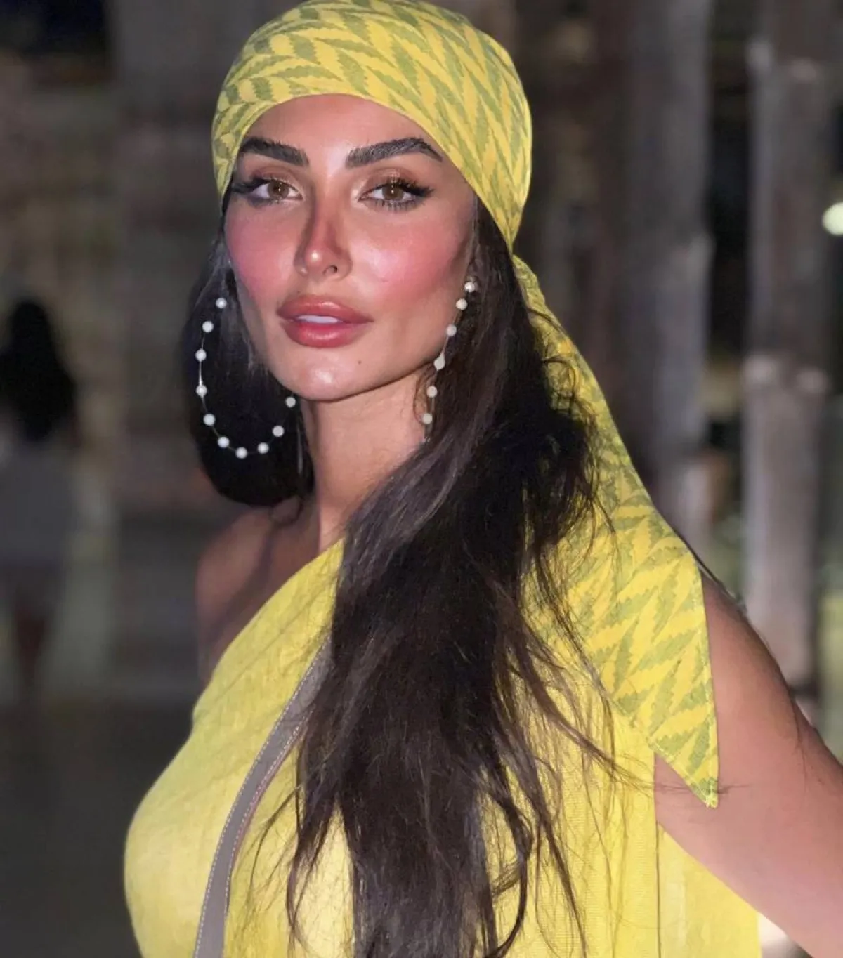 نور الغندور بالمكياج الطبيعي مع الشعر المنسدل