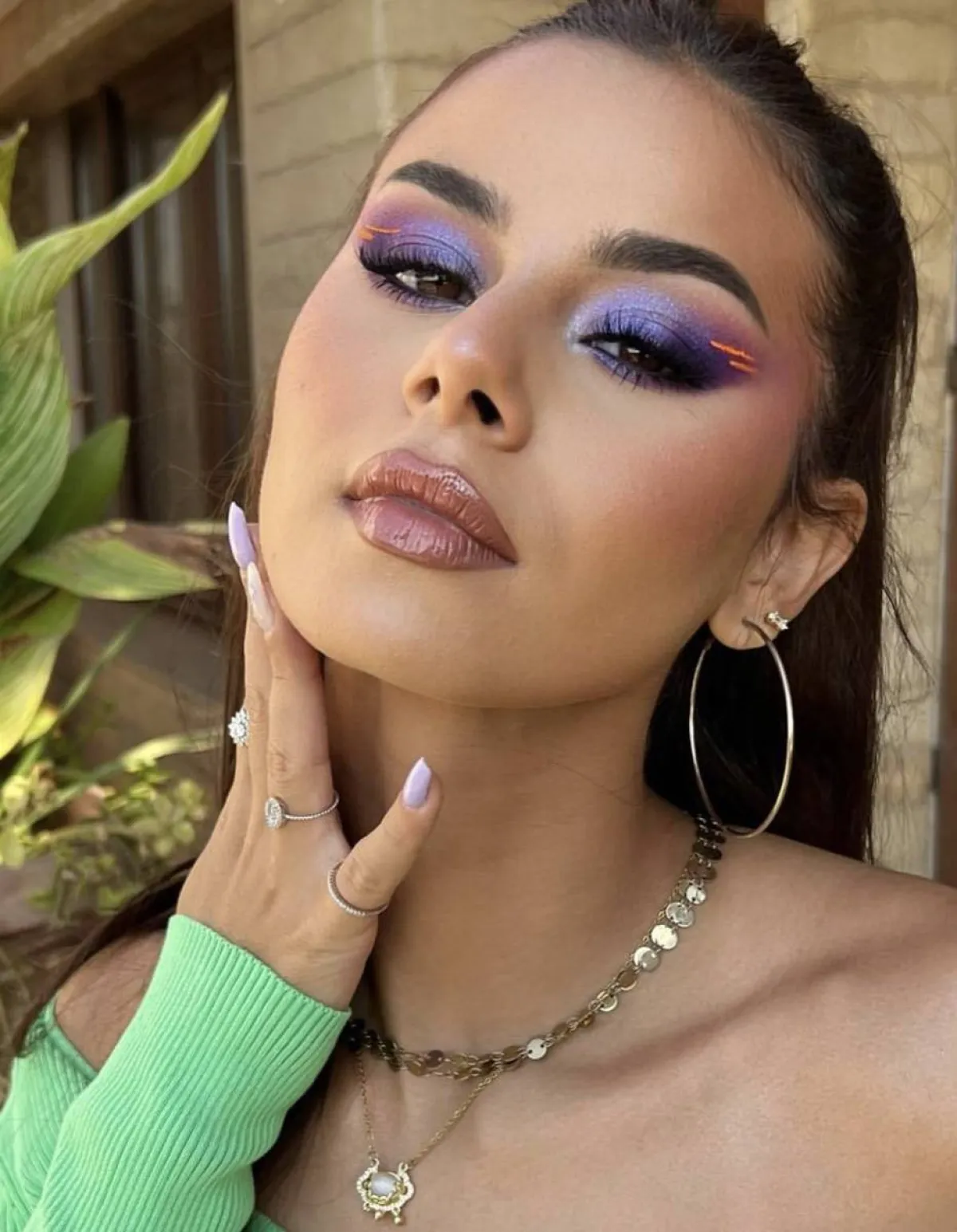 منة عرفة بذيل الحصان ومكياج جريء