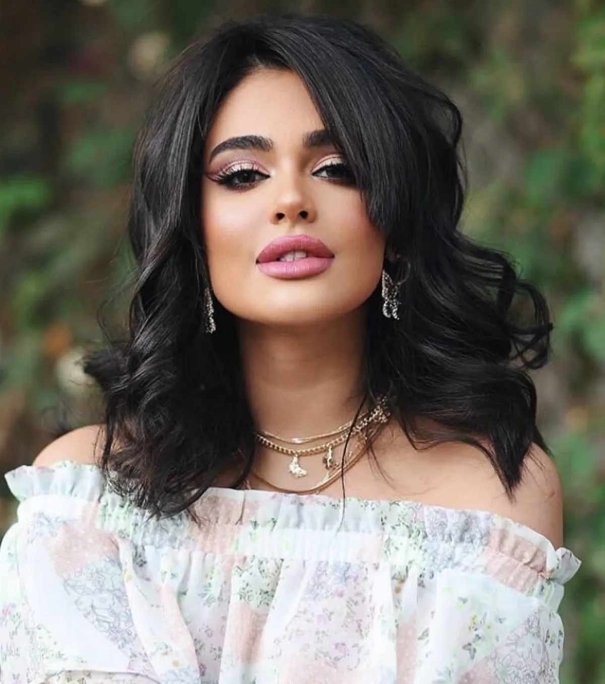 ليالي دهراب بالويفي مع المكياج الزهري