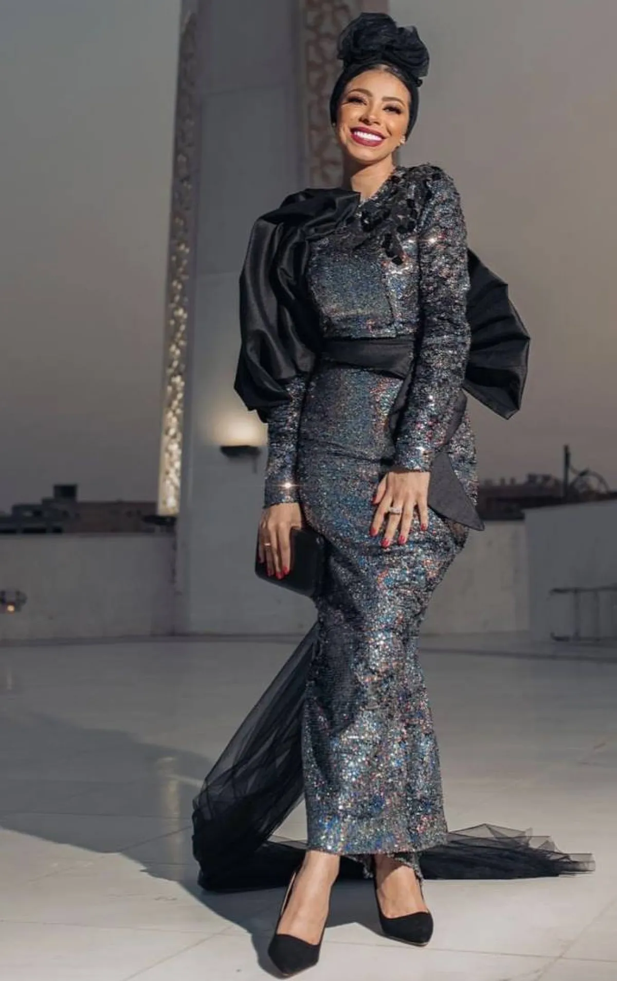 منة السني بفستان عصري