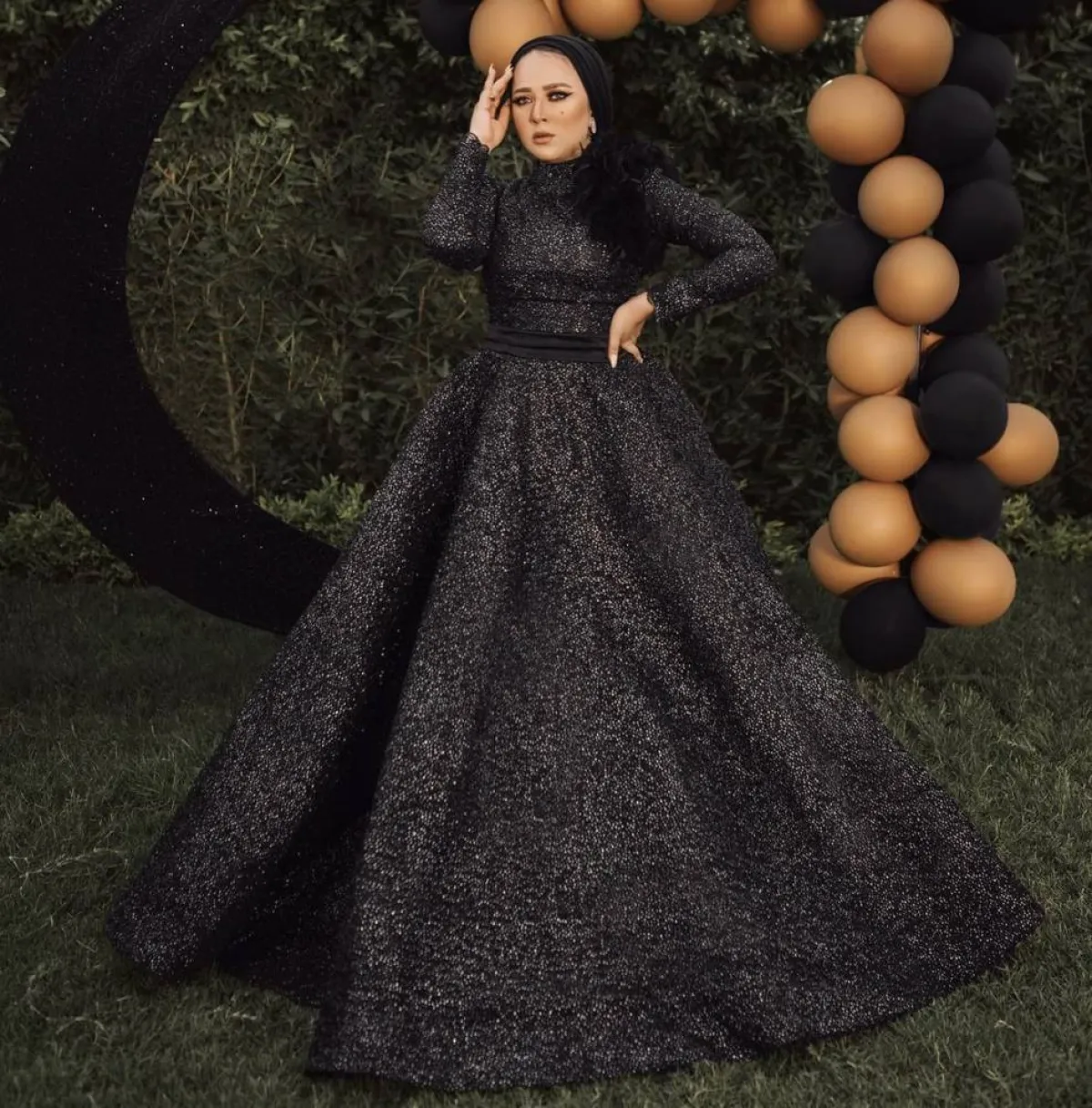 بطوطة نصر بفستان اسود بكريستالات فضية