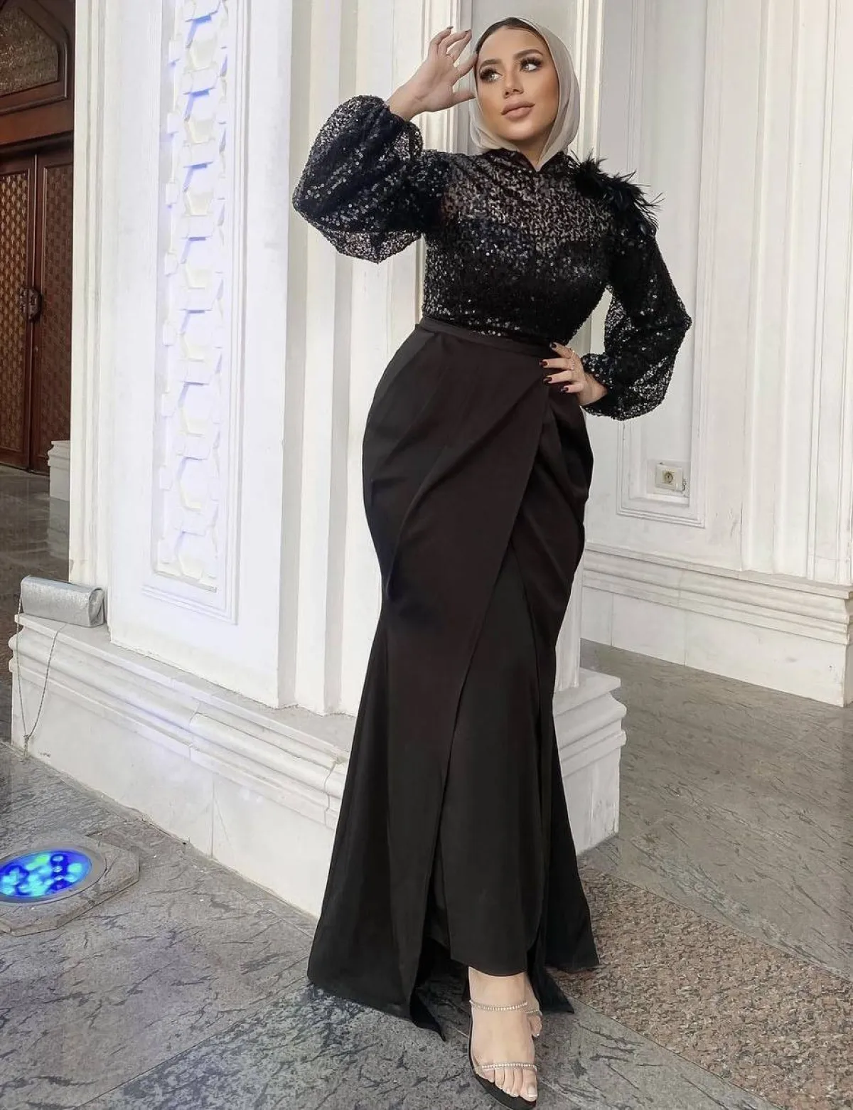 رهف الشامي بفستان مزين بالريش والترتر