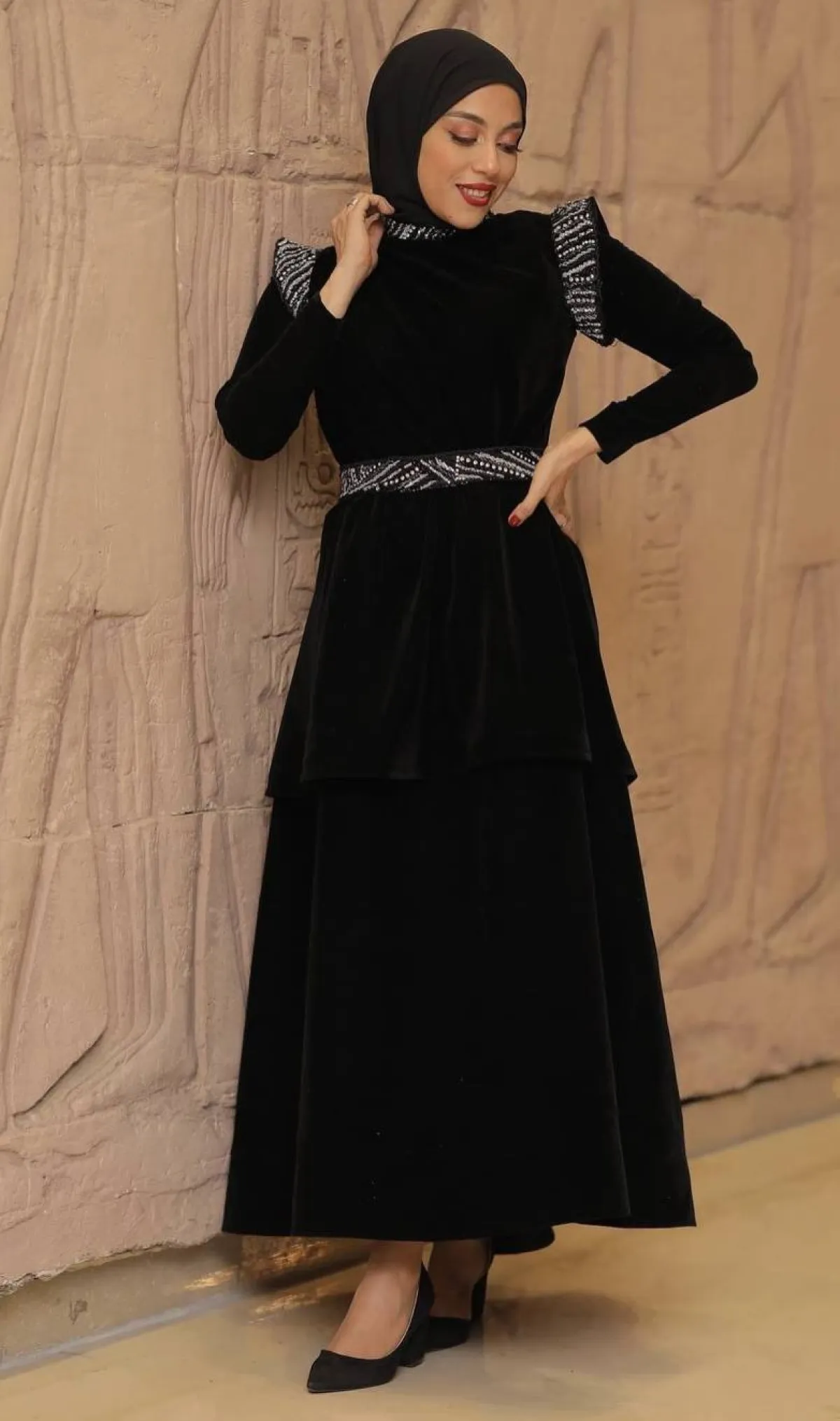 إيمان أحمد بفستان متعدد الطبقات