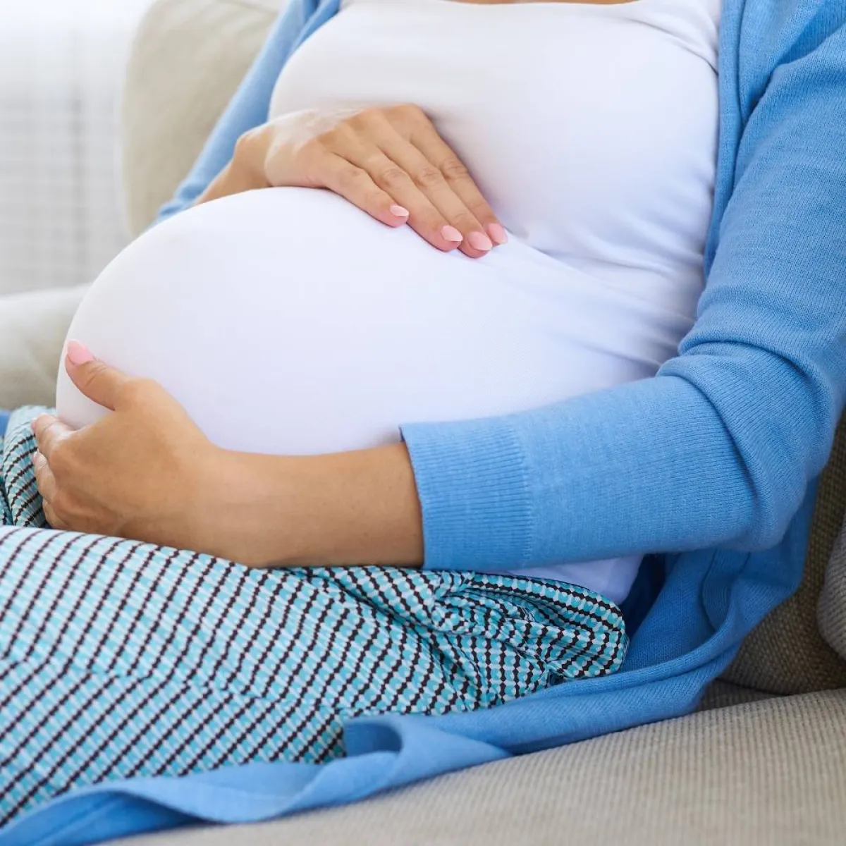 صورة لحامل تشعر بالفرحة لحملها