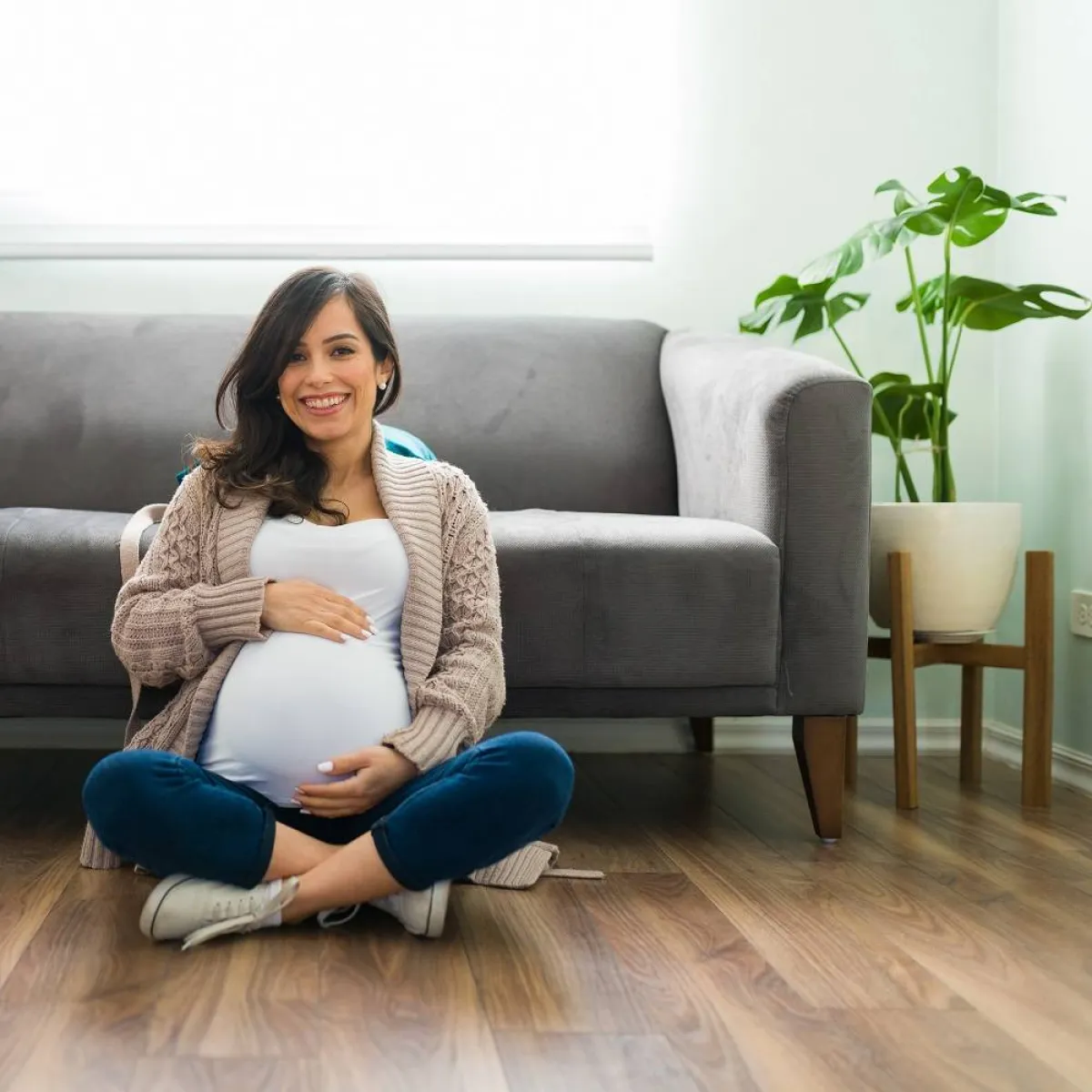 صورة لحامل فرحة بحملها